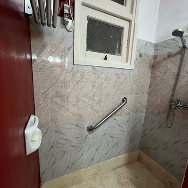 RENTO LINDO APT. DE 2 HAB. EN PLANTA BAJA. EN EL CENTRO DEL VEDADO.NO SE VA LA LUZ _ TELF.53864035 - Img 114915353
