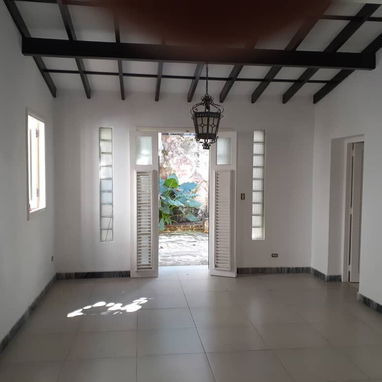 !!!SE VENDE PROPIEDAD SEMI COLONIAL,  TOTALMENTE INDEPENDIENTE EN EL VEDADO!!!! - Img 120706802