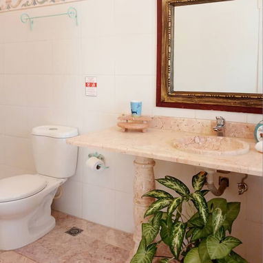 🏠Long-term rental for foreigners in Old Havana.💡 Features a reliable backup power system. 📱 Reservations: +5355284821 - 9/10