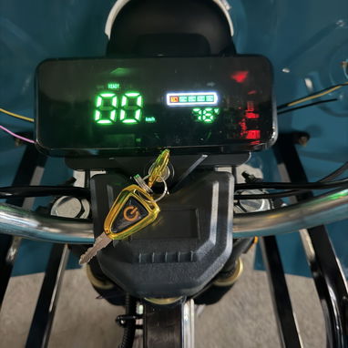 Vendo triciclo Kivitova como nuevo edición premiun 2026. Techo cabina como viene en la foto - 3/4