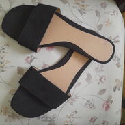 Sandalias negras de mujer, de vestir, nuevas sin tiras ni talón, talla 39 - Img 45561786