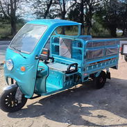 Triciclo eléctrico de carga, el modelo Rali Cargo con cabina, diseñado para el transporte de mercancías. Capacidad de c - Img 55772069