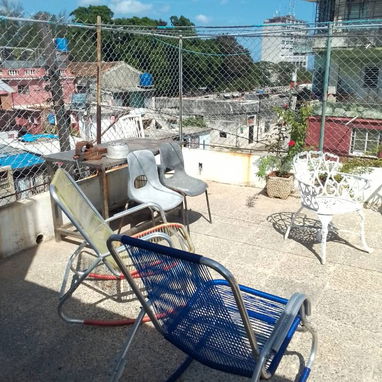 *140🏡Venta de Casa puerta de calle en Marianao de 3 Plantas*  🚘*Tiene posibilidad de Garaje*  🗺*Pto de Ref :Cerca de - 3/8