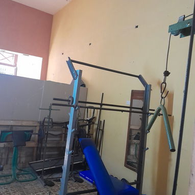 Se vende mini gimnasio(banco de press, + 300lb en pesos, predicador, banco de abdominales, caminadora, polea y más - Img 122046528