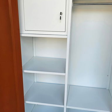 Escaparate metálico con puertas de madera y caja fuerte 220 mensajería incluida en varios lugares de la habana - 4/4