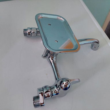 Vendo sólida mezcladora de fregadero para tuberías en la pared separadas de 17.5 a 23 cm. Llamar a Benjamin al 58269777 - 4/7