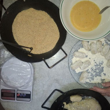 "Croqueton de pollo70%30%bechamel,Sabor casero." - 4/8