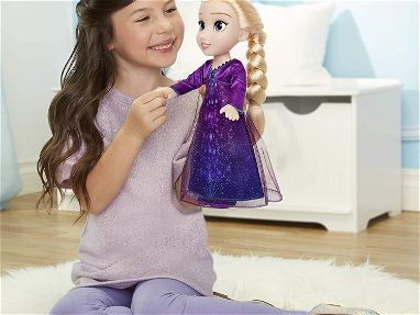 Muñeca Disney Frozen 2, Elsa Edición Especial canta en 4 idiomas "Hacia lo desconocido"+ 14 Frases + Luces en el vestido - Img 56668522