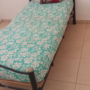Vendo cama personal de tubos con colchón 30mil CUP, muy buen estado y bien cuidados, contactar al 58256384 - Img 56866172
