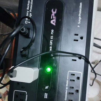 Backup UPS APC ES 750va 450w impecable con batería nueva de 12v 9ah precio 75usd - Img 123391275