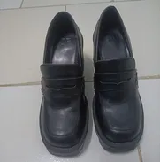 Venta de ropa y un zapato de mujer - Img 50490419
