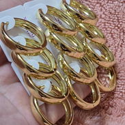Argollas de oro laminado de 18 k, del tamaño de una peseta - Img 54956436
