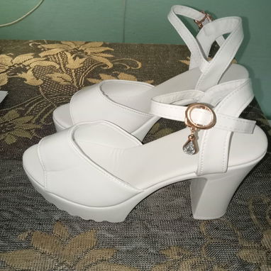 Zapatos blancos de mujer - Img 121172355