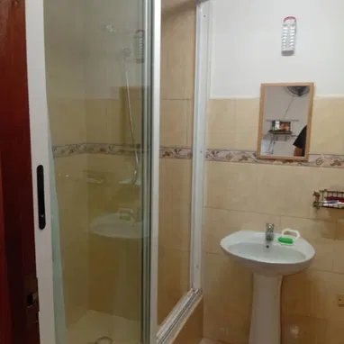 🏡*$22.000usd AJUSTABLES. En venta hostal (BAJOS) en Centro Habana*  🚘  *Posibilidad de parqueo detras de la casa.*   * - 10/10