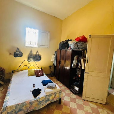 Apartamento en el tercer piso de un edificio capitalista en el Vedado , cerca de la Universidad de la Habana - 2/10