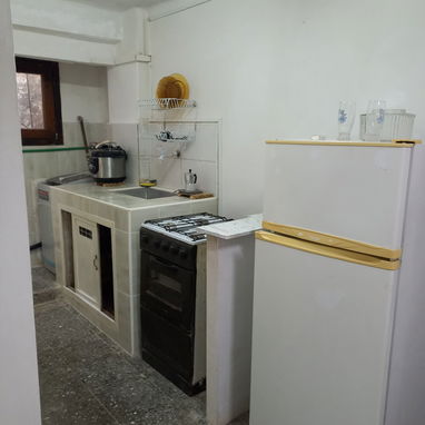 Small Apartment for Rent. Vedado. Very good location near Lennon Park and Hospitals. - Img 122304702