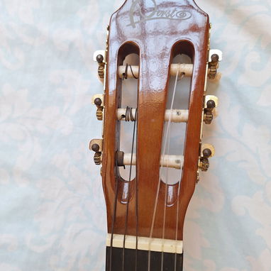 Vendo guitarra acústica poco uso con su funda y cuerdas de repuesto - Img 124616607