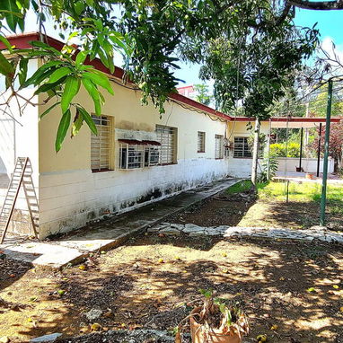 Casa grande con patio en Cubanacán - Img 122615774