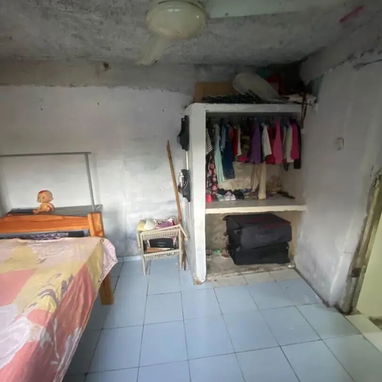 Vendo casa en Marianao pogolotti Cuenta con dos habitaciones contando también con sala, cocina comedor ,baño, traspatio - Img 126005511