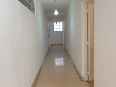 Excelente apartamento en 1er piso con garage ubicado en Playa cerca del Cira García y el puente Almendares - Img 64159882
