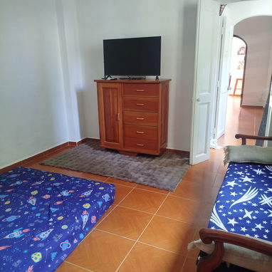 VENDO APARTAMENTO CON TODO. 2 HABITACIONES. CÉNTRICO. BALCON. 3 ER PISO. AZOTEA LIBRE. Céntrico - Img 120959840
