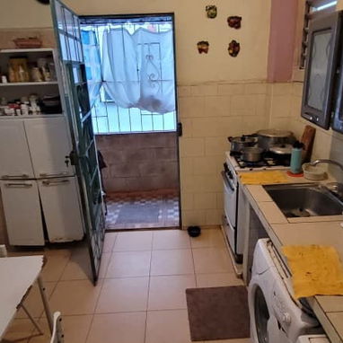 APTO 2DO PISO CERCA DE E Y 19 VEDADO 4/4, BALCÓN A LA CALLE CERRADO, PLACA LIBRE, GARAGE, 2 BAÑOS 53356139 - 7/10