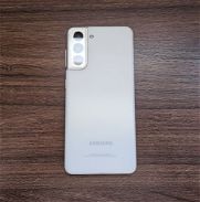 Samsung Galaxy S21 blanco. 256 GB, 8 GB RAM, dual SIM. Raya verde en pantalla - Img 45868757