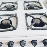 Cocina de gas, con horno en perfecto estado - Img 58186837