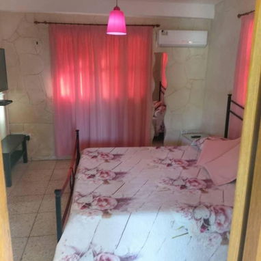 ALOJAMIENTO CON PISCINA A UNA CUADRA DE LA PLAYA DE GUANABO CUENTA CON 4 HABITACIONES.58858577 - 4/10