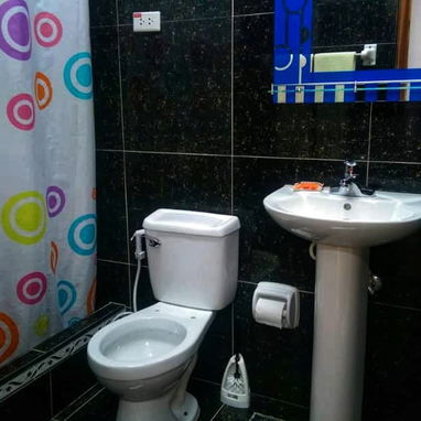 SE RENTA APARTAMENTO DE UN DORMITORIO CERCA DEL VEDADO POR 25 Y MALECON. 53880216 - Img 120336606