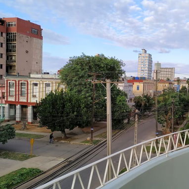 Apartamento Remodelado en Vedado. Llegar y vivir. Con todo dentro. - Img 90129578