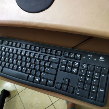 Vendo Computadora, mesa, sillas y demás accesorios - 4/5