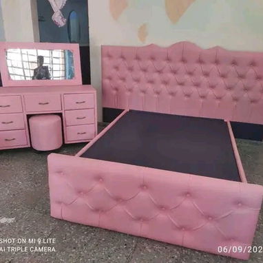 Cama Capitoneada con Mesitas de Noche - 2/4