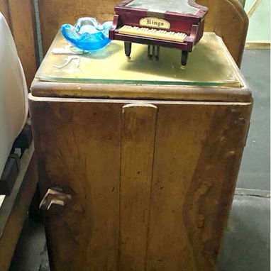Se juego de cuarto antiguo que tiene cama, dos mesitas de noche,escaparate y coqueta con silla. - Img 124173757