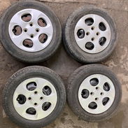Vendo gomas con llantas y tapas de rueda 165/70 R13 - Img 57009872