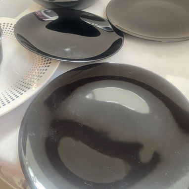 Vendo juego de platos negros para servir. Contactar con Isabela al 58264306. Más información por WhatsApp. - 3/6