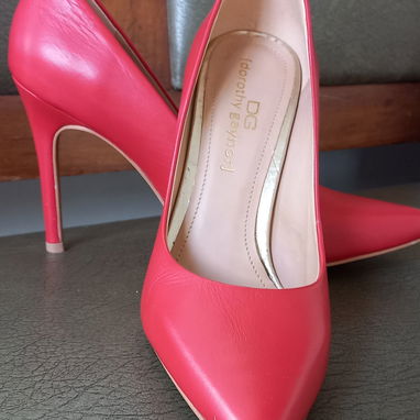 Zapatos de piel puntifinos, tacón alto, color rojo. - 2/3