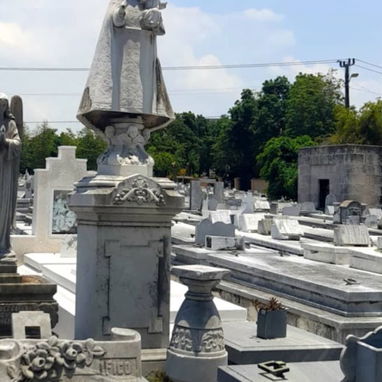 Se vende una bóveda en cementerio Colón habana tiene su propiedad verdadero interesados - 2/3