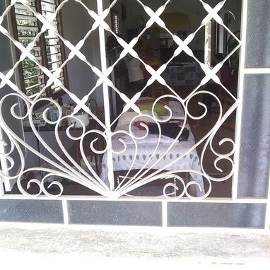 Se realiza trabajos de reja - 2/10