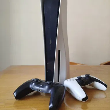 PlayStation 5 (Versión Disco) USADO EN EXCELENTES CONDICIONES DOS MANDOS Opcion de Pirateria - Img 105547364