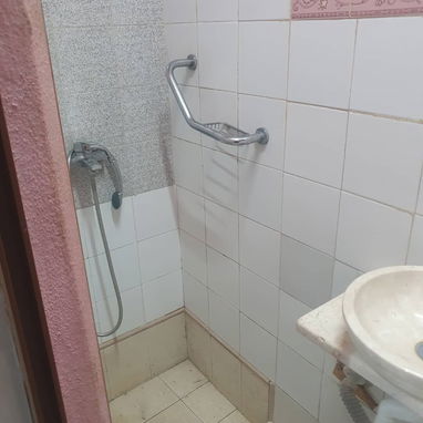 Ofertaaa apto de 2 cuartos y medio y dos baños en perfecto estado planta baja súper céntrico!!!! - Img 93790938
