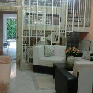 Vendo casa habilitada para rentar de 4 habitaciones, 4 baños y garaje cerca de la Ciudad Deportiva. - Img 105568091