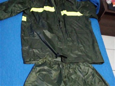 Capa de lluvia fuerte de 2 pieza: pantalón y abrigo con capucha. Con franjas fluorescentes para más visibilidad. - Img 57087369