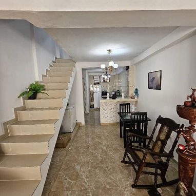 *Se vende 🏡 puerta de calle en Centro Habana*  ✔️*HAY un parqueo estatal cerca,en la misma cuadra*  ✔️*En la planta baj - Img 120900791