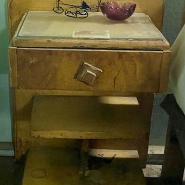 Se juego de cuarto antiguo que tiene cama, dos mesitas de noche,escaparate y coqueta con silla. - Img 124173755