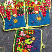 Se vende juego de 4 tapeticos ( miden 24×37cm) , para poner debajo de los platos al comer + guantes de cocina bordados . - Img 45630483