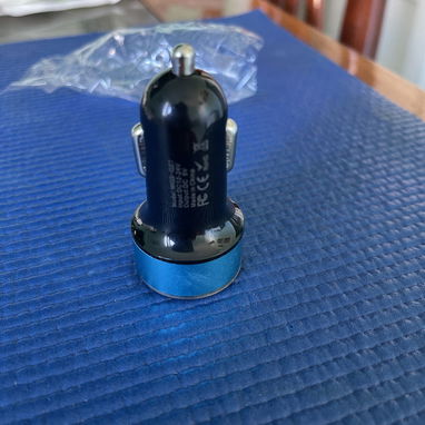 Cargador de coche y lector de voltaje (ambas cosas en 1) tiene dos puertos usb, uno de ellos es 3.0 va al encendedor!! - 7/10