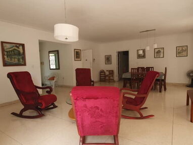 Excellente apartamento en 1er piso con garage ubicado en Playa cerca del Cira García y el puente Almendares - Img 63058090