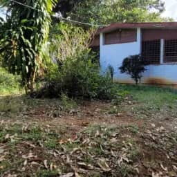 Llamar al 55432935 Casa en el reparto Siboney que necesita reparaciones.es serca del cimex Tiene paredes de mamposter - Img 125852378