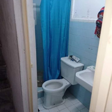 GANGA, apto céntrico, bueno para negocio, 4/4, 2 baños, 2 entradas, parte del techo libre, cisterna - Img 125709930
